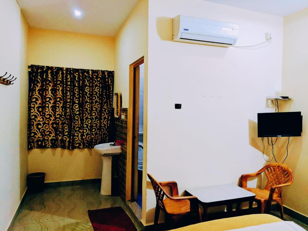 Hotel Varsha Hampi Buitenkant foto