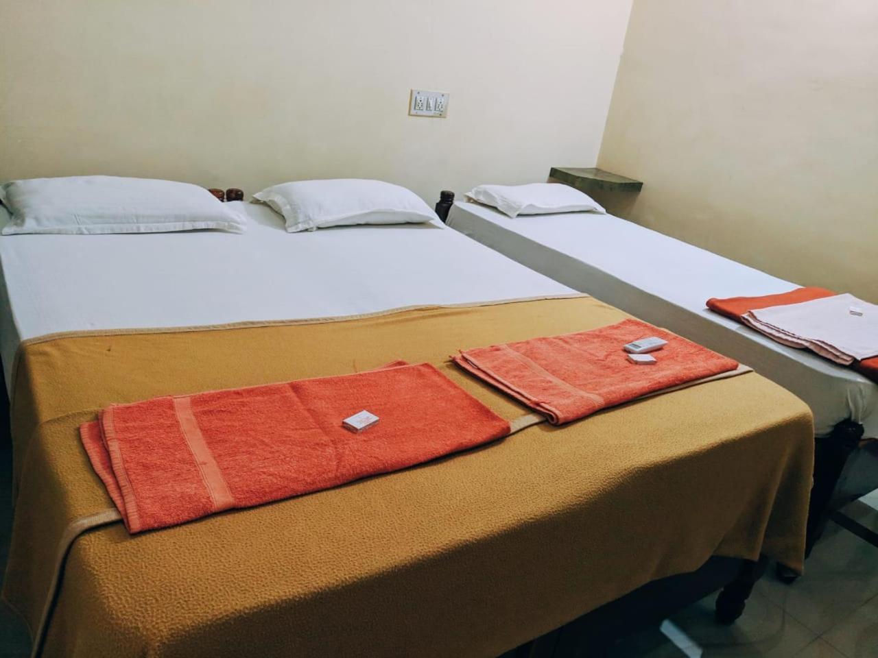 Hotel Varsha Hampi Buitenkant foto