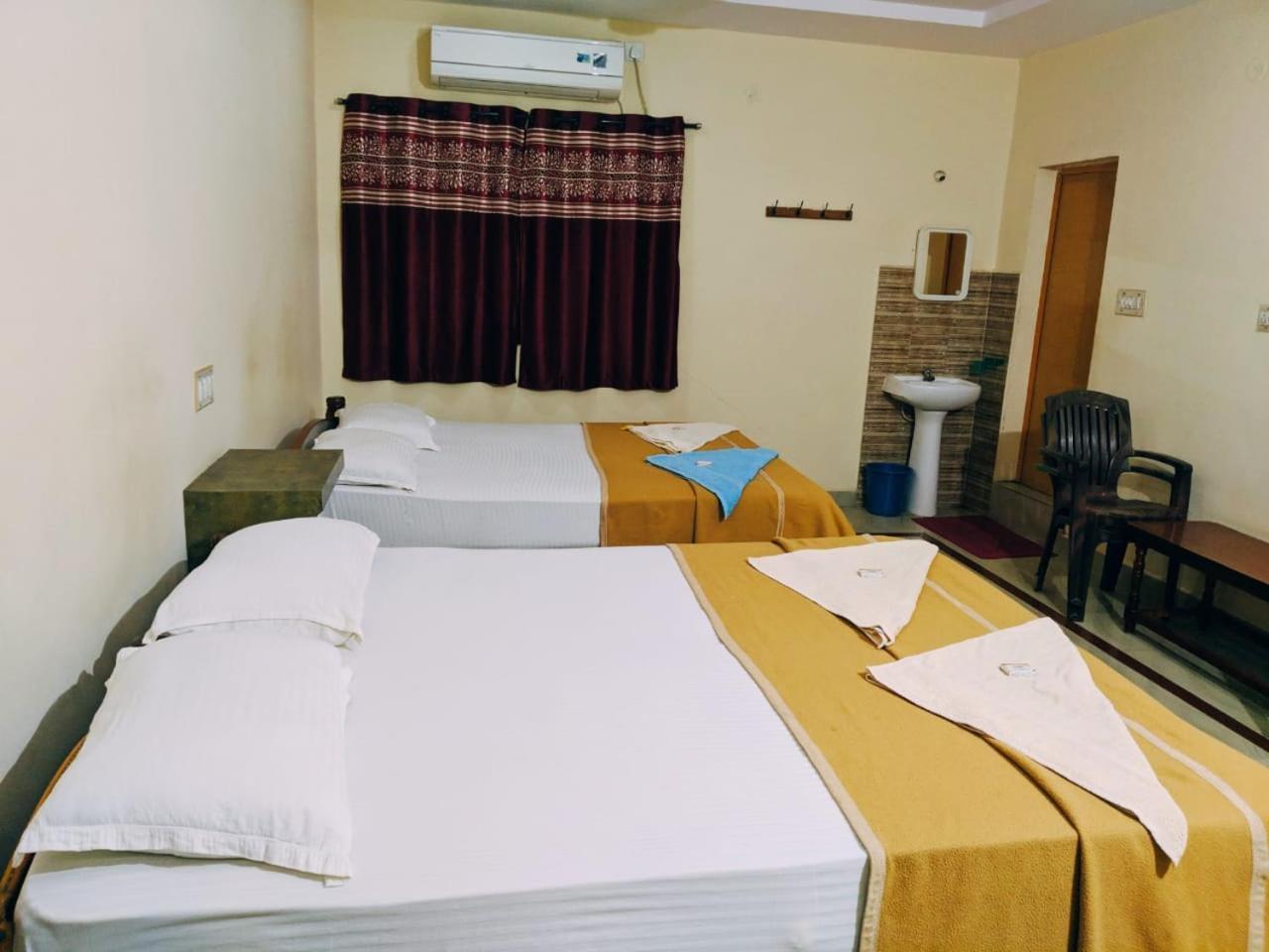 Hotel Varsha Hampi Buitenkant foto