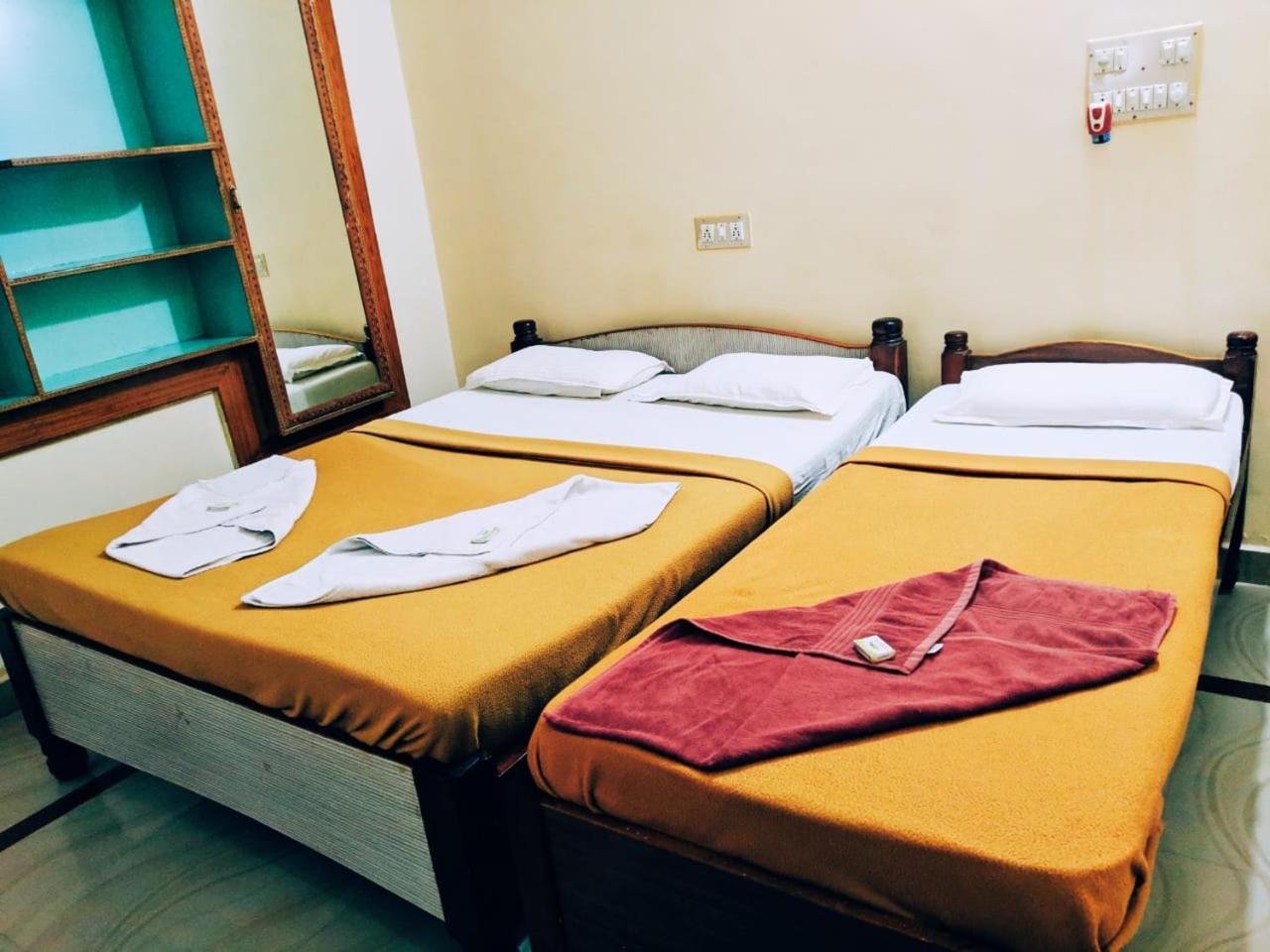 Hotel Varsha Hampi Buitenkant foto