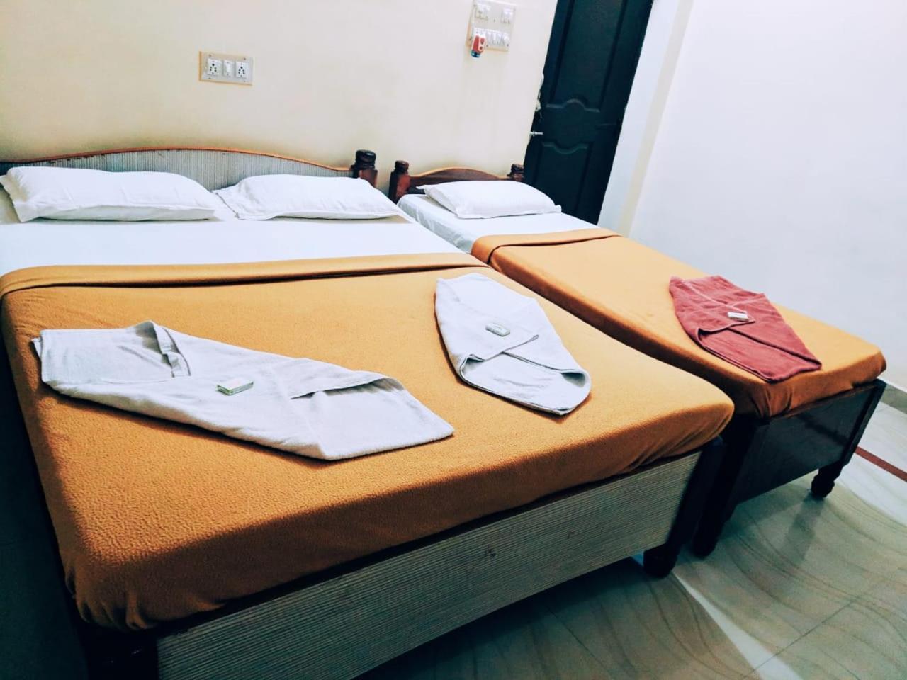 Hotel Varsha Hampi Buitenkant foto