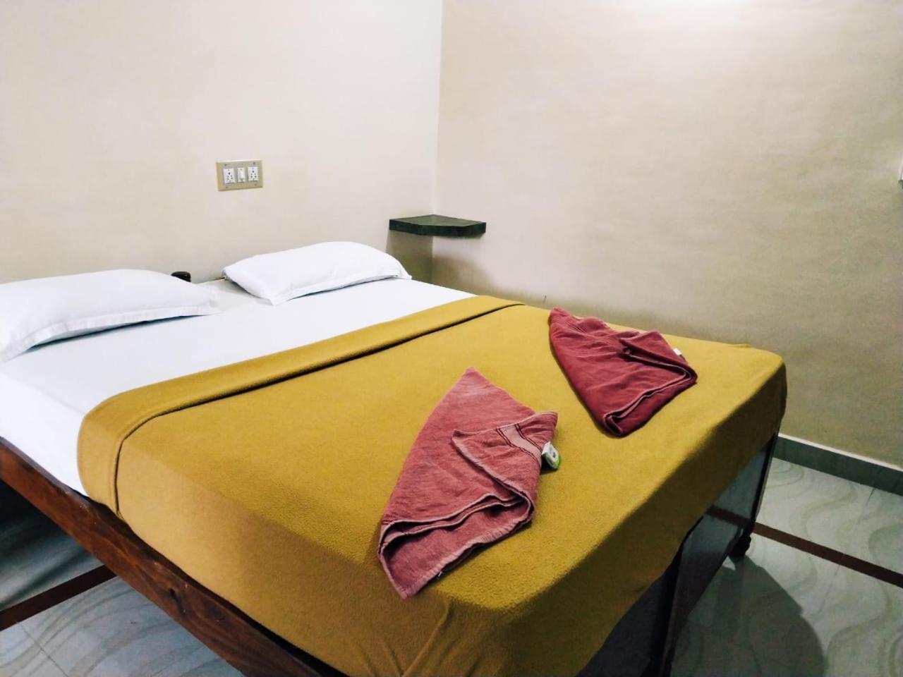 Hotel Varsha Hampi Buitenkant foto