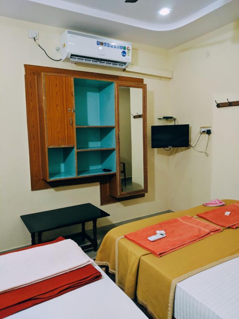 Hotel Varsha Hampi Buitenkant foto