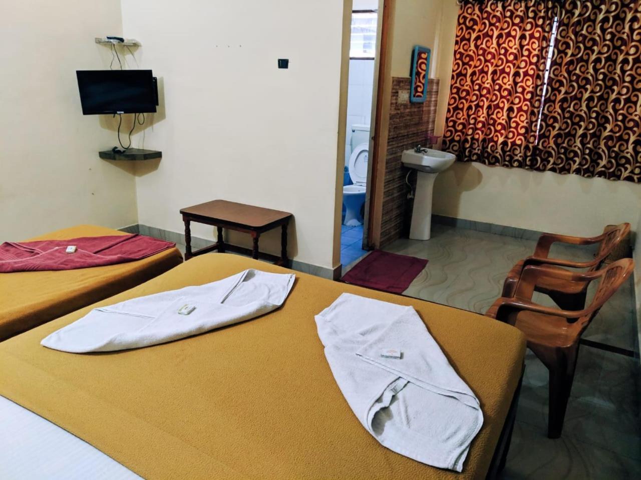 Hotel Varsha Hampi Buitenkant foto