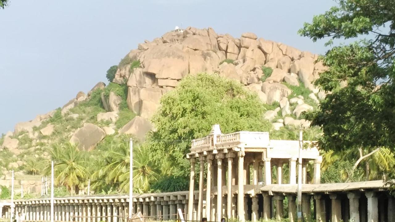 Hotel Varsha Hampi Buitenkant foto