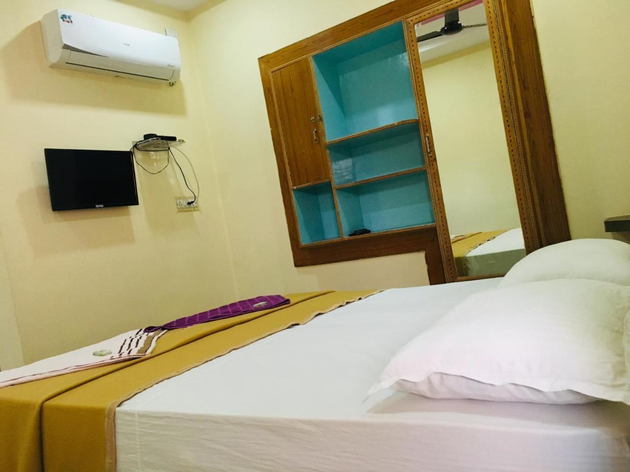 Hotel Varsha Hampi Buitenkant foto