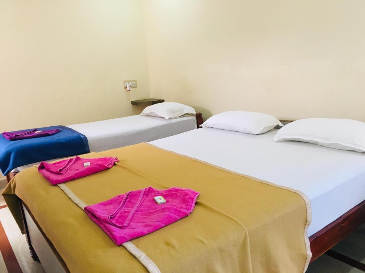 Hotel Varsha Hampi Buitenkant foto