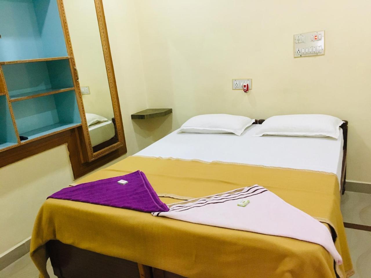 Hotel Varsha Hampi Buitenkant foto