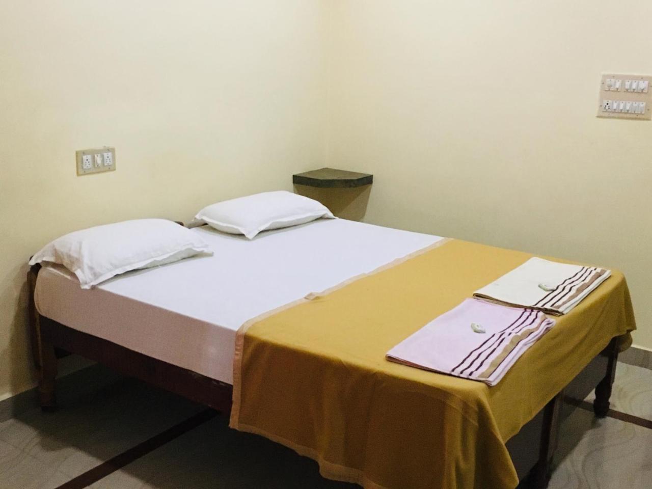 Hotel Varsha Hampi Buitenkant foto