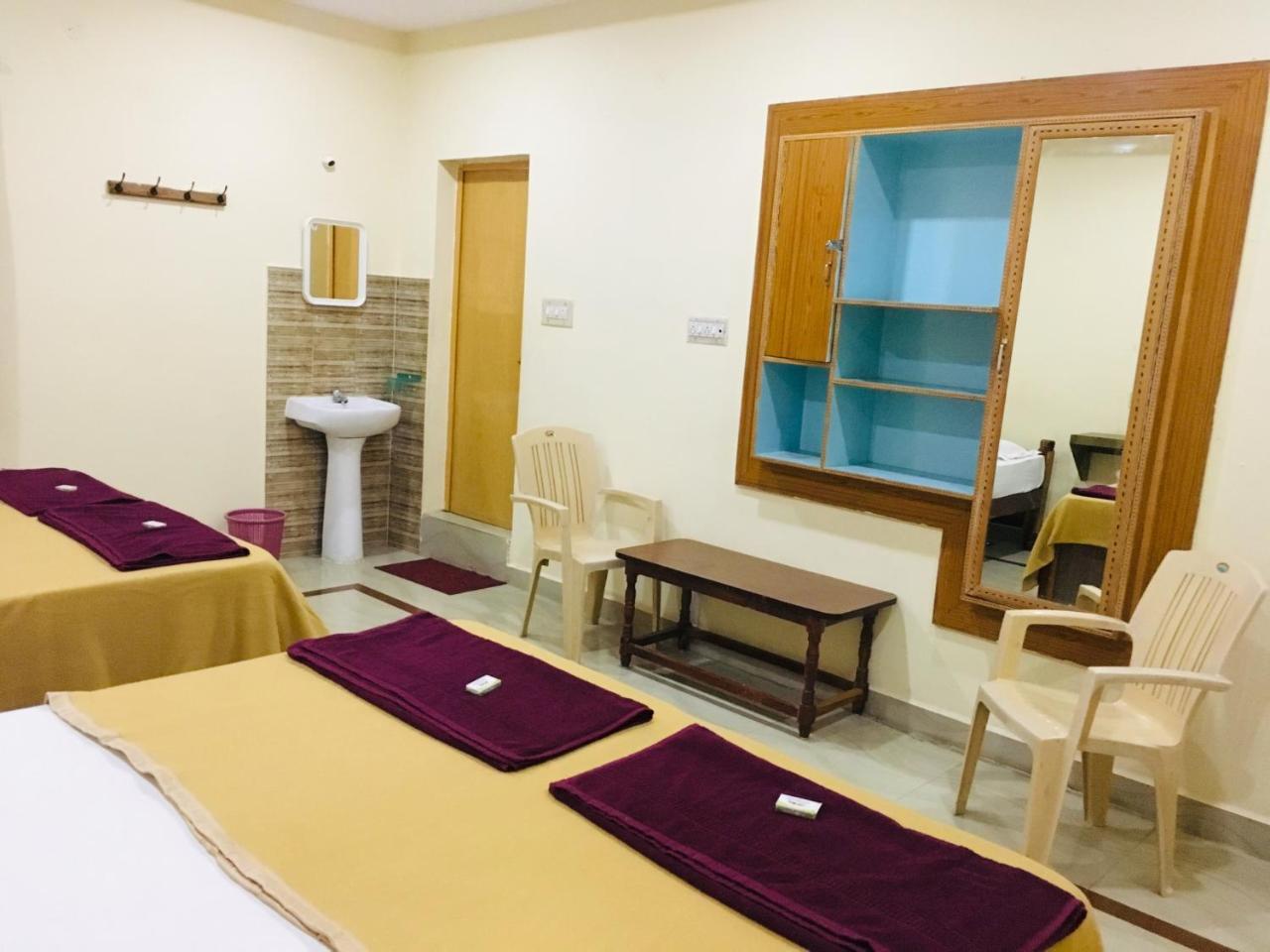 Hotel Varsha Hampi Buitenkant foto