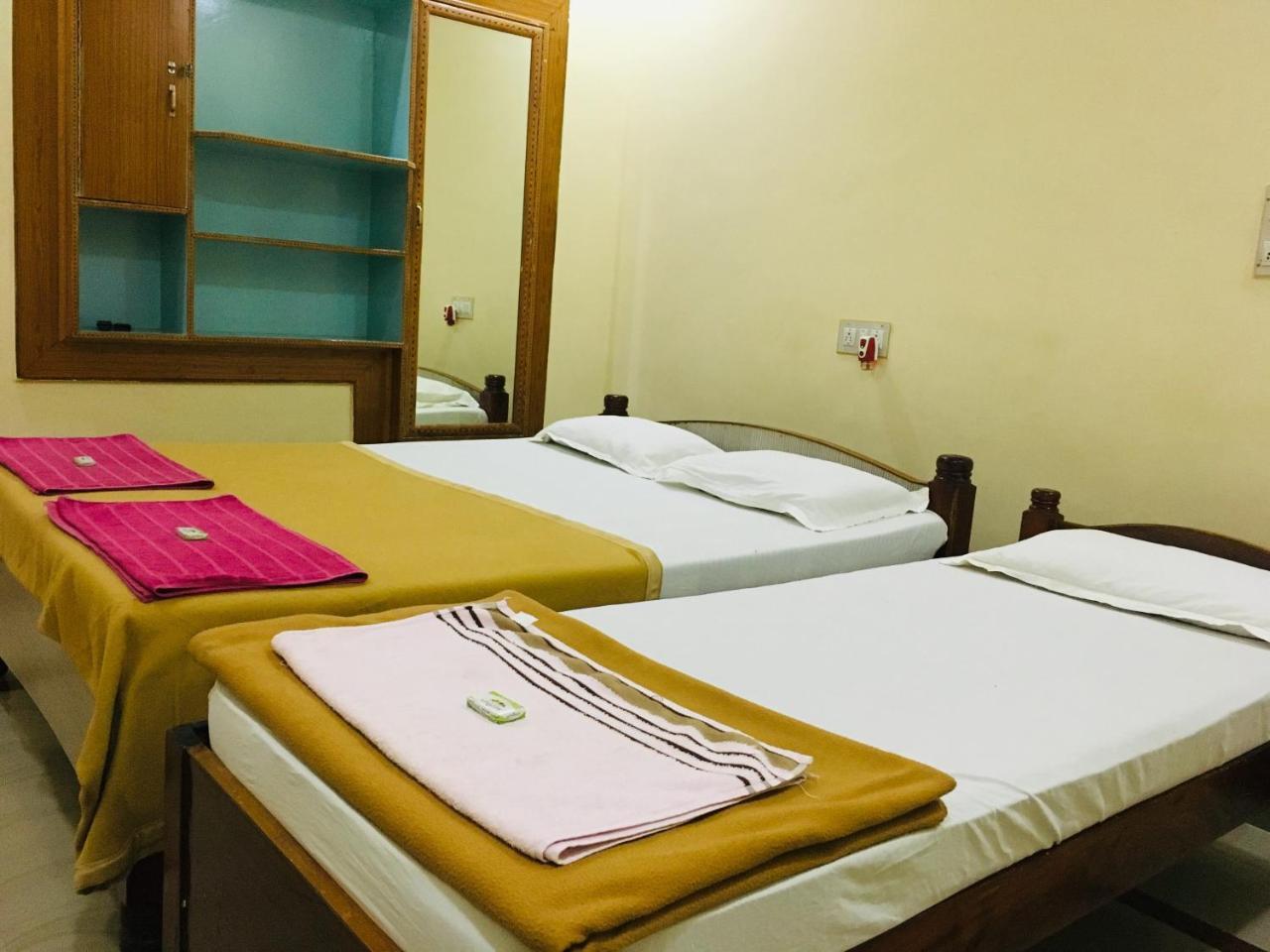 Hotel Varsha Hampi Buitenkant foto